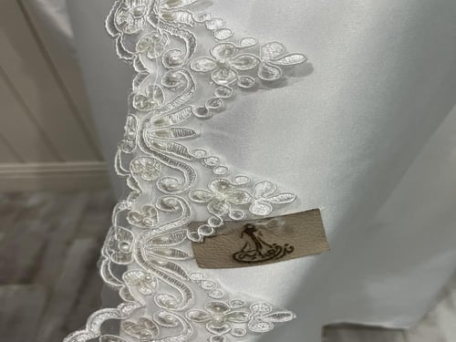 عباية عروس اطرافها تطريز ناعم