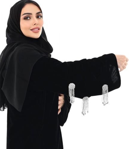 عباية سوداء اكسسوار فضي موزع من الاكتاف