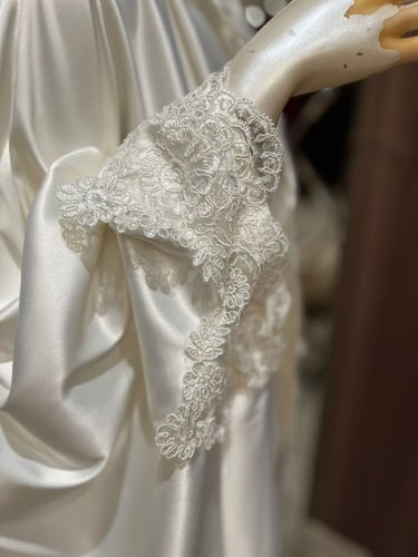 عبايه العروس دانتيل الاكمام و الرأس