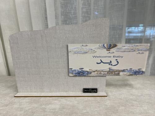 ستاند مودرن حديث مع طباعة حسب الطلب
