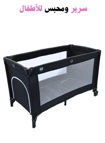 سرير اطفال قابل للطي مع جوانب شبكية و عجلات للحركة...