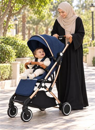 عربة أطفال كحلية بتصميم أنيق، مزودة بمظلة واسعة ومقعد مبطن وحزام تثبيت وسلة تخزين وعجلات سهلة الحركة للمشاوير اليومية.