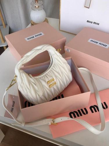 حقيبة ميو ميو (Miu Miu