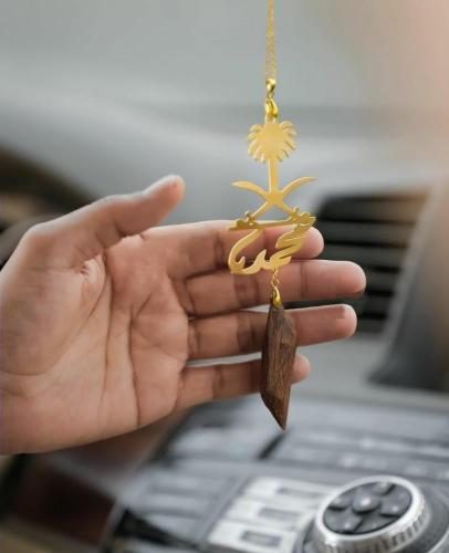 تعليقة عود وشعار المملكة