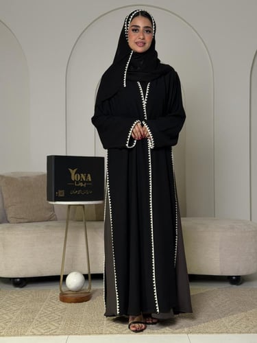 عباية سوداء ناعمة مزينة بكينار أبيض (كروشيه) بتصمي...