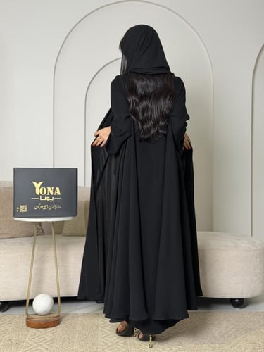 عباية دبل كلوش ملكية بسواد فاحم وتصميم انسيابي فاخ...