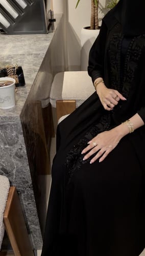 عباية دبل كلوش ملكي بتطريز أسود فاخر وأكمام استرتش...