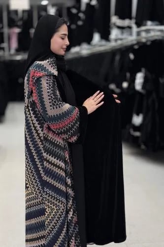 عباية هبة شتوية نص كلوش دبل فيس مخمل أسود ووجه شيفون مطبوع ملون مع طرحة طرف منسقة