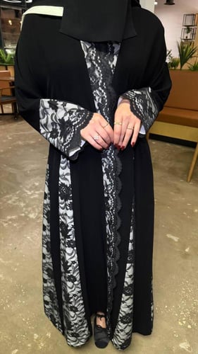 عباية سوداء ناعمة قصة نص كلوش مزينة بنقوش مدمجة وت...