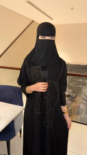 عباية نص كلوش كريب ملكي مزينة بشك يدوي وتطريز أسود...