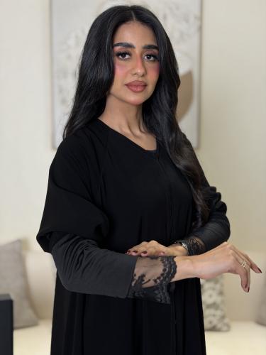 عباية دبل كلوش سوداء قماش ملكي بأكمام استرتش وأطرا...