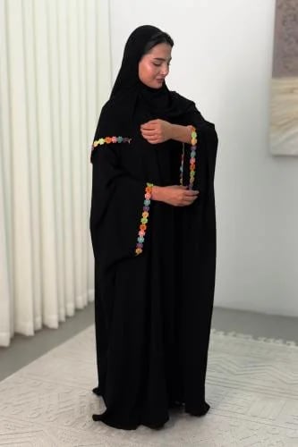 عباية جمانة بشت نسائي قماش سيراميك خفيف بتعريش ورد ملون على الأكمام مع طرحة طرف منسقة