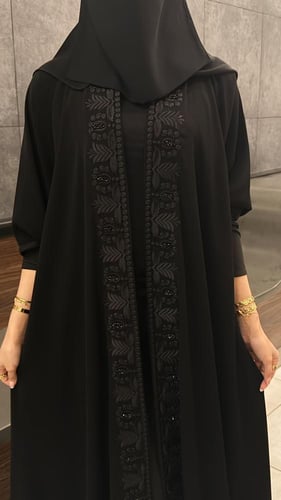 عباية دبل كلوش ملكي بتطريز أسود فاخر وأكمام استرتش...