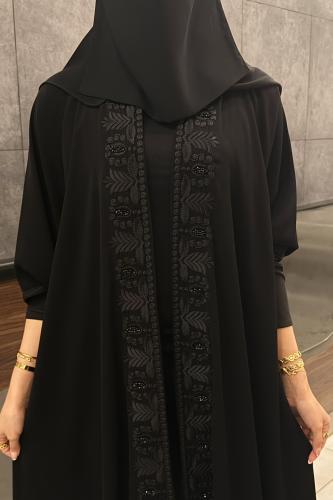 عباية دبل كلوش ملكي بتطريز أسود فاخر وأكمام استرتش...