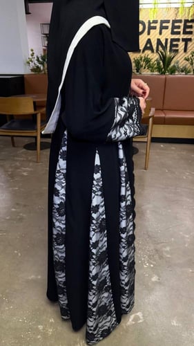 عباية سوداء ناعمة قصة نص كلوش مزينة بنقوش مدمجة وت...