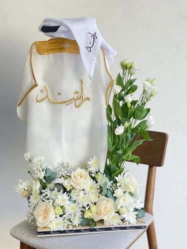 طقم ملكي فاخر بشت مع شماغ وعقال مخيط