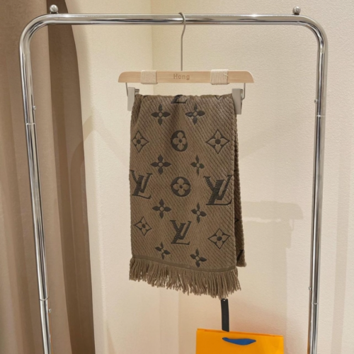 Lv scarf