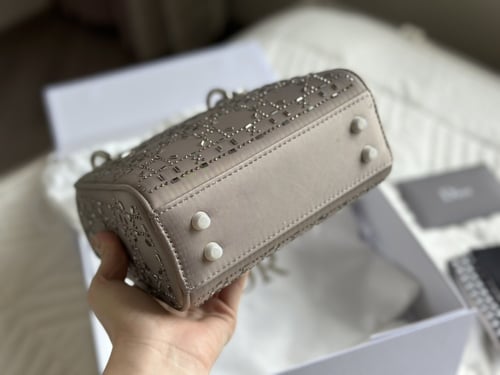 ديور كرستال مع الاسكارف