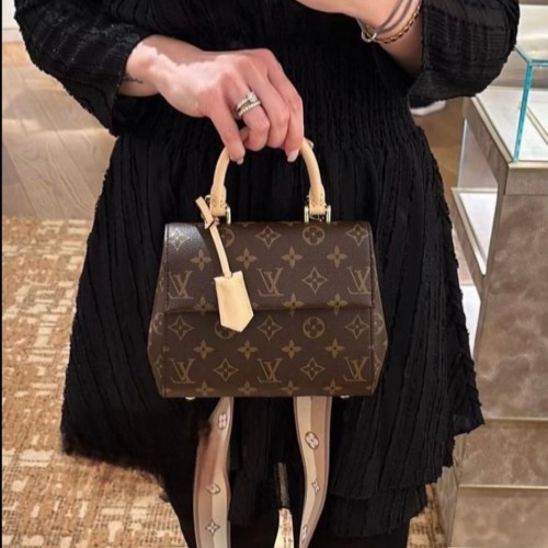 شنطة lv بالطلب