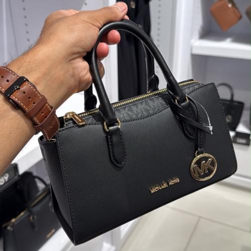 شنطة michael kors