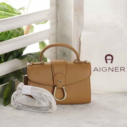 شنطة aigner