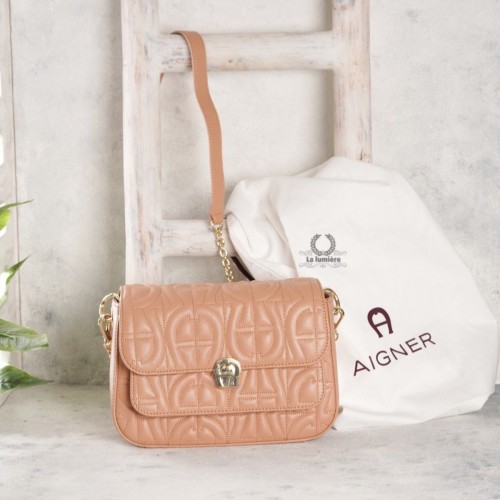شنطة aigner