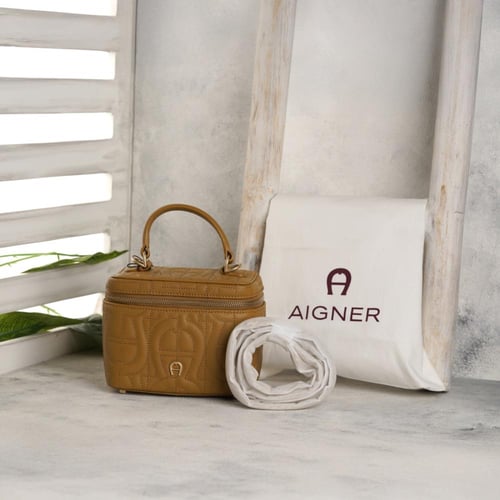 شنطة aigner