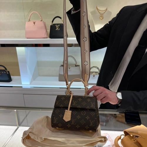 شنطة lv بالطلب