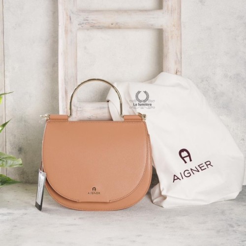 شنطة aigner