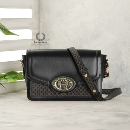 شنطة aigner