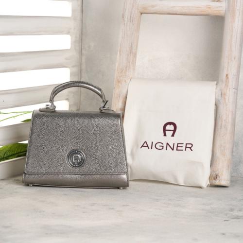 شنطة aigner