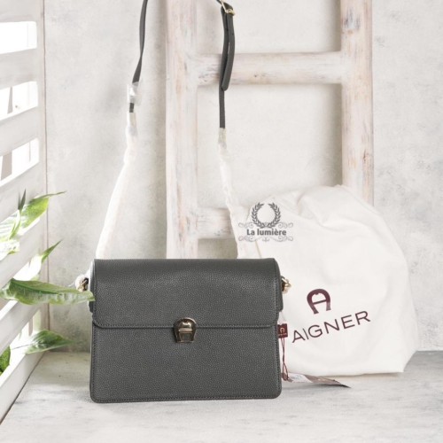 شنطة aigner