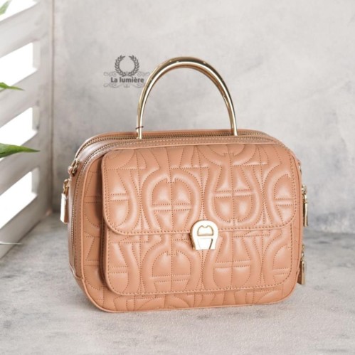 شنطة aigner