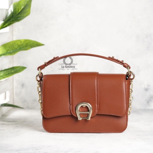 شنطة aigner