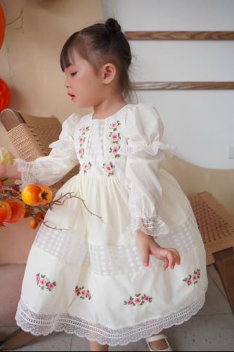 فستان مطرز يدوي بزهور ملونة