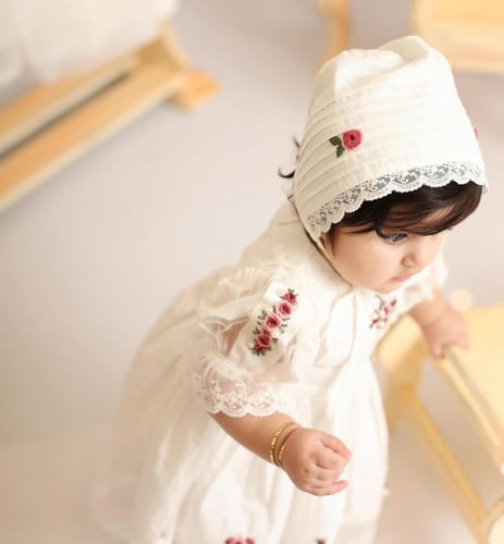 فستان أطفال أبيض كلاسيكي مزين بالزهور