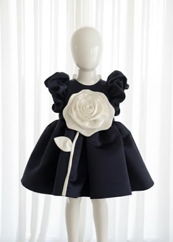 فستان زهره القمر بتصميم فريد وزهرة بارزة