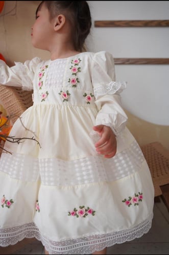 فستان مطرز يدوي بزهور ملونة