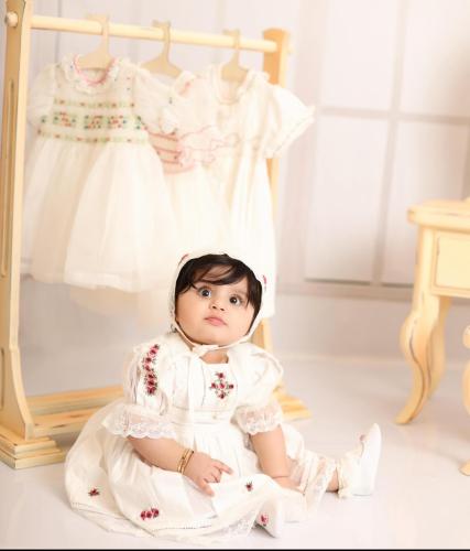 فستان أطفال أبيض كلاسيكي مزين بالزهور