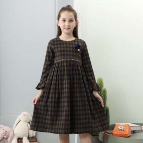 فستان كاروهات للشتاء مُزين بِ بروش ورد ولولو .