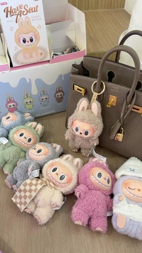 ميدالية دمية labubu الهبة