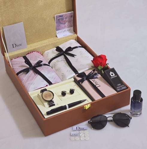 بكج من ماركة ديور فاخرة