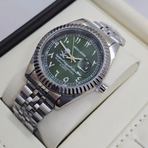 ساعة نيو لآتينا بشعار المملكة الاخضر