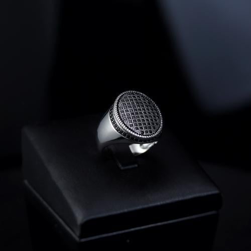 خاتم رجالي مزين بزركون اسود