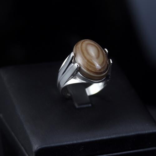 خاتم رجالي أنيق بحجر بني مموج