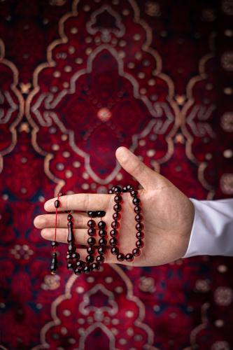 مسبحة فاتوران عنابي شفاف أنبوب أسود 51 خرزة (F616)