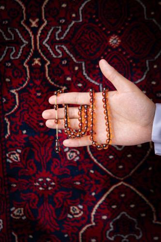 مسبحة فاتوران عسلي شفاف أنبوب أسود 51 خرزة (F612)