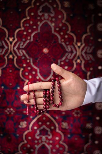 مسبحة فاتوران عنابي داكن بخيط أحمر 51 خرزة (F614)