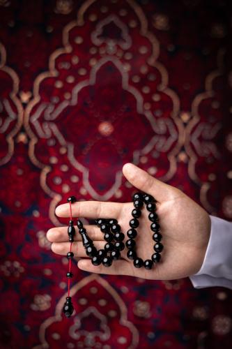 مسبحة فاتوران أسود ملكي بخيط أحمر 45 خرزة (F606)
