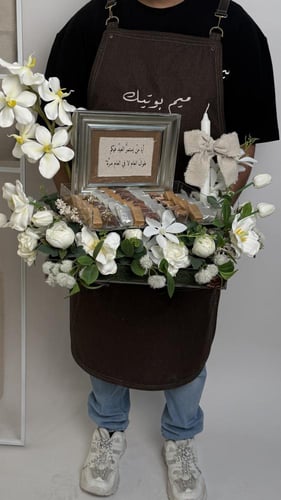 صينية شوكلت منسقه بالورد الصناعي مع برواز فضي بعبا...